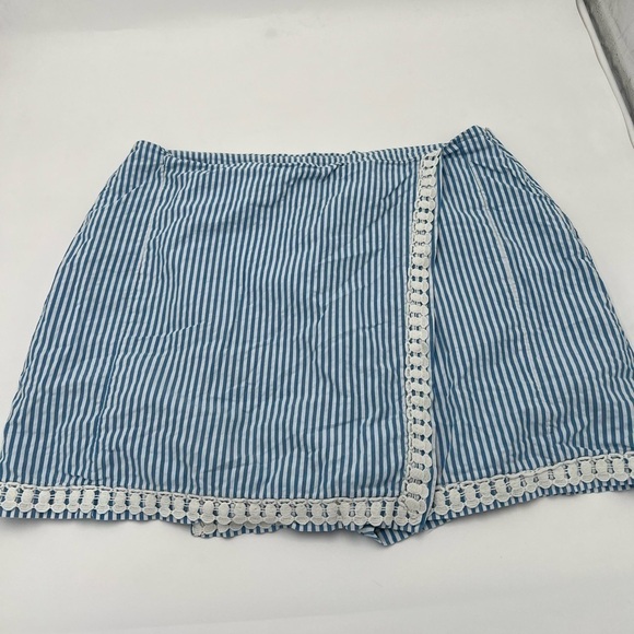 crown & ivy Dresses & Skirts - Crown & Ivy Blue and White Stripped Skort Size 14